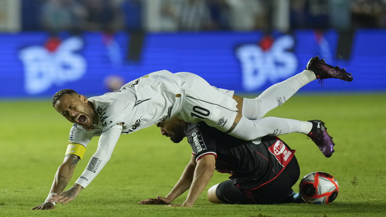 Neymar endures horrific tackle his first match with Santos (Photos)